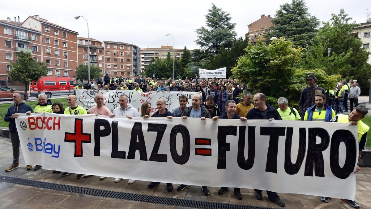 Concentración de trabajadores de la planta de BSH en Esquíroz ante el Departamento de Industria en Pamplona.