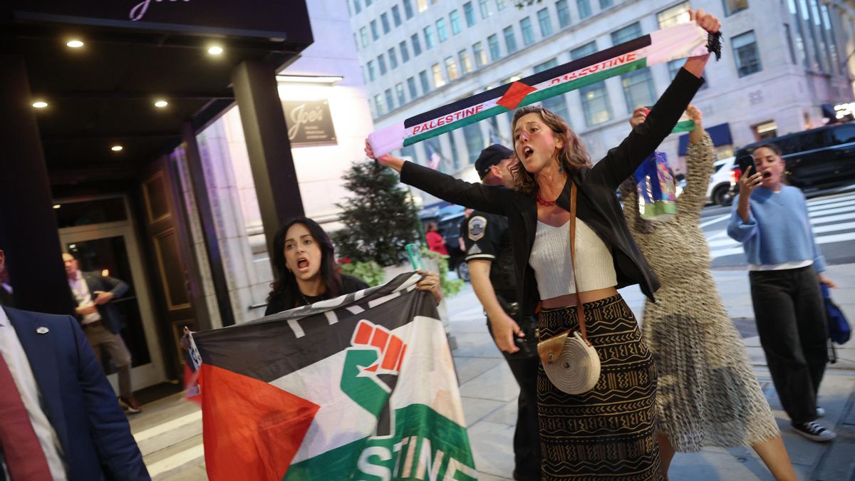 Manifestantes protestan frente a Joe's Seafood, Prime Steak & Stone Crab mientras el presidente estadounidense Donald Trump y miembros de su gabinete y administración cenan en su interior el 9 de septiembre de 2025 en Washington, D.C.