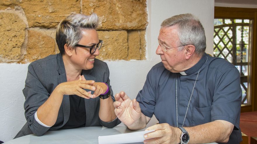 La regidora de Justicia Social de Palma, Sonia Vivas, y el obispo de Mallorca, Sebastià Taltavull.