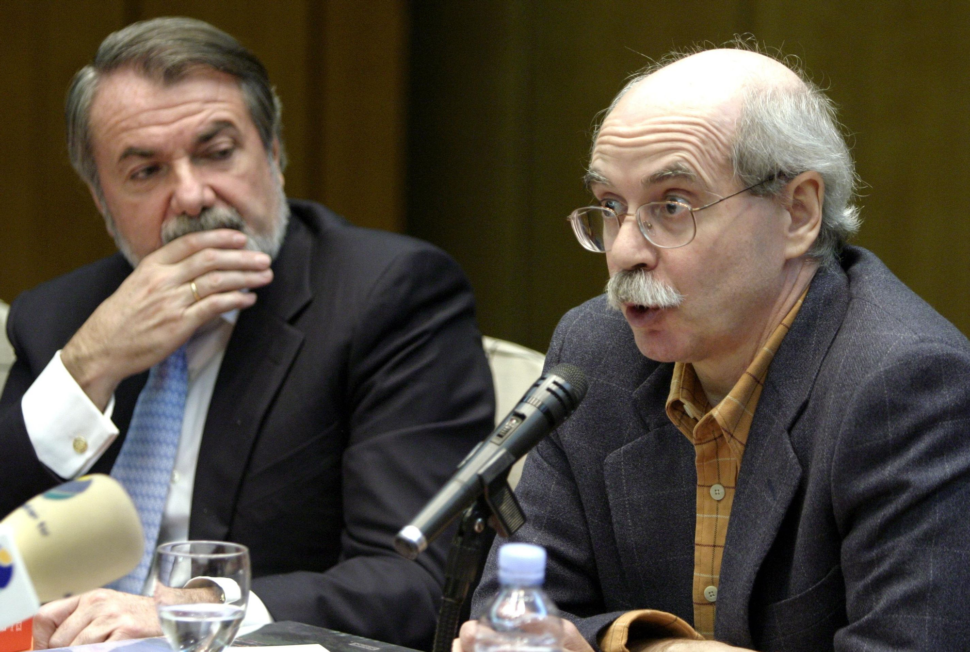 El escritor revisionista Pío Moa, junto al exministro del Interior Jaime Mayor Oreja, en una presentación en el año 2005