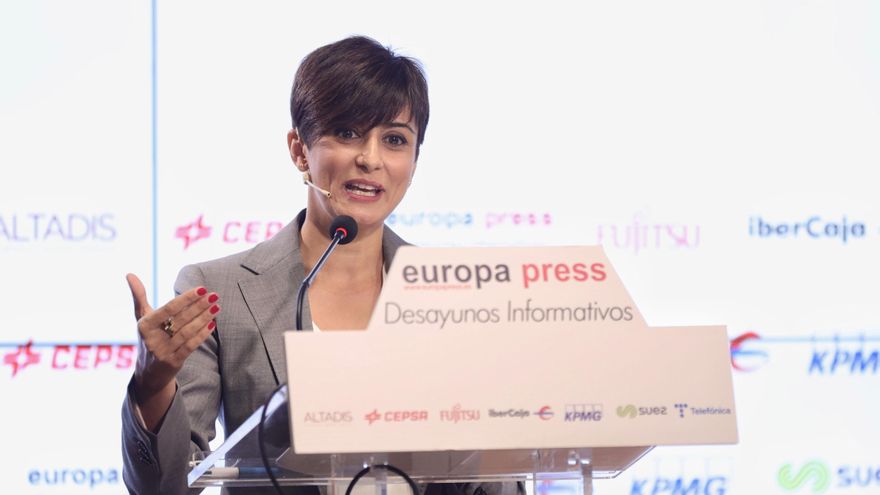 La ministra de Política Territorial y portavoz del Gobierno, Isabel Rodríguez, interviene en un Desayuno Informativo de Europa Press, en el Auditorio Meeting Place, a 4 de noviembre de 2021, en Madrid, (España).