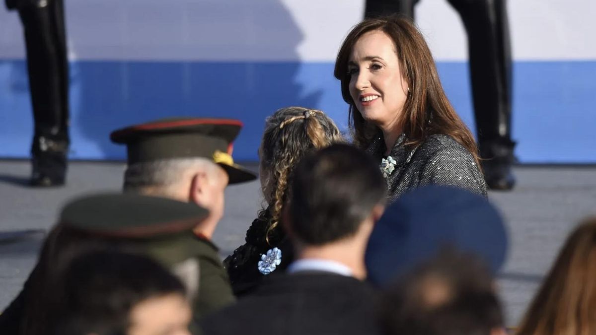 Victoria Villarruel fue apartada del escenario central pero no evitó cuestionar que el Gobierno convirtiera el acto en otra defensa de Manuel Adorni.