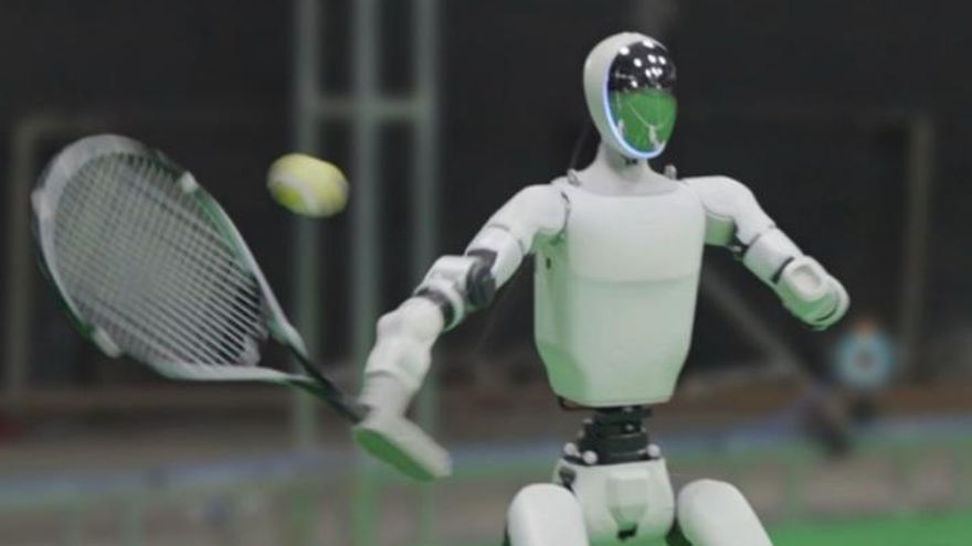Un robot se pone a pelotear con humanos y decide fijarse en sus fallos: así está aprendiendo a jugar al tenis mejor
