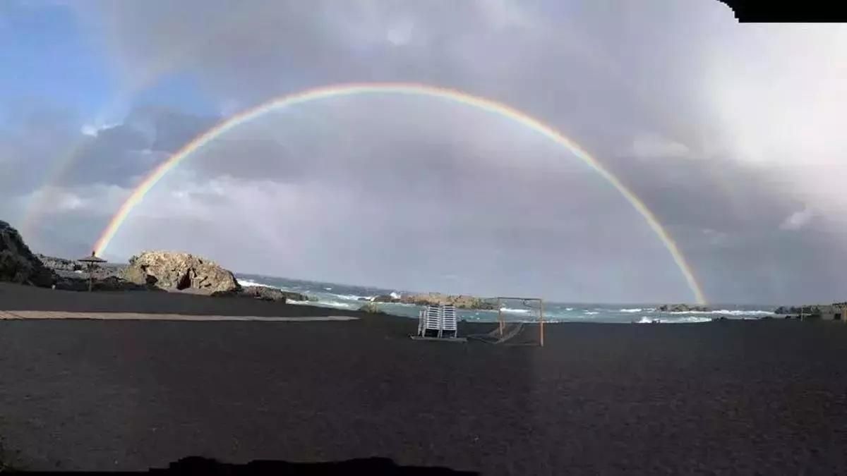 Imagen de archivo de un arcoíris en La Palma visto desde la playa de Los Cancajos (Breña Baja).