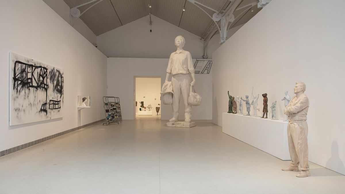 Anónimo: Peluca de Carrillo (1976) y el resto son obras de Fernando Sánchez Castillo: 'Vallas con fotografías' (2015), 'Tank Man' (2013), 'El sueño. Cría cuervos. D’après Carlos Saura' (2021), 'August Landmesser' (2020)