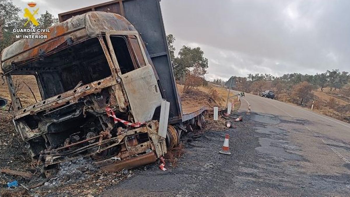 Camión calcinado que circuló en llantas y provocó el incendio
