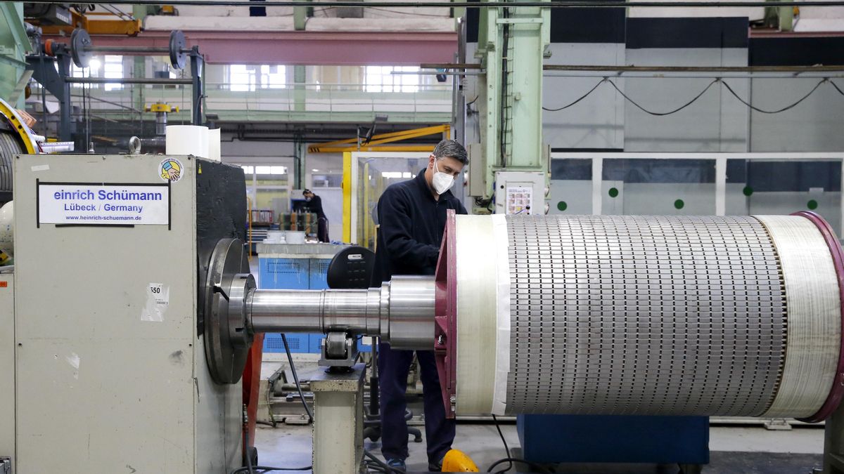 Archivo - Trabajador de la industria en Cantabria