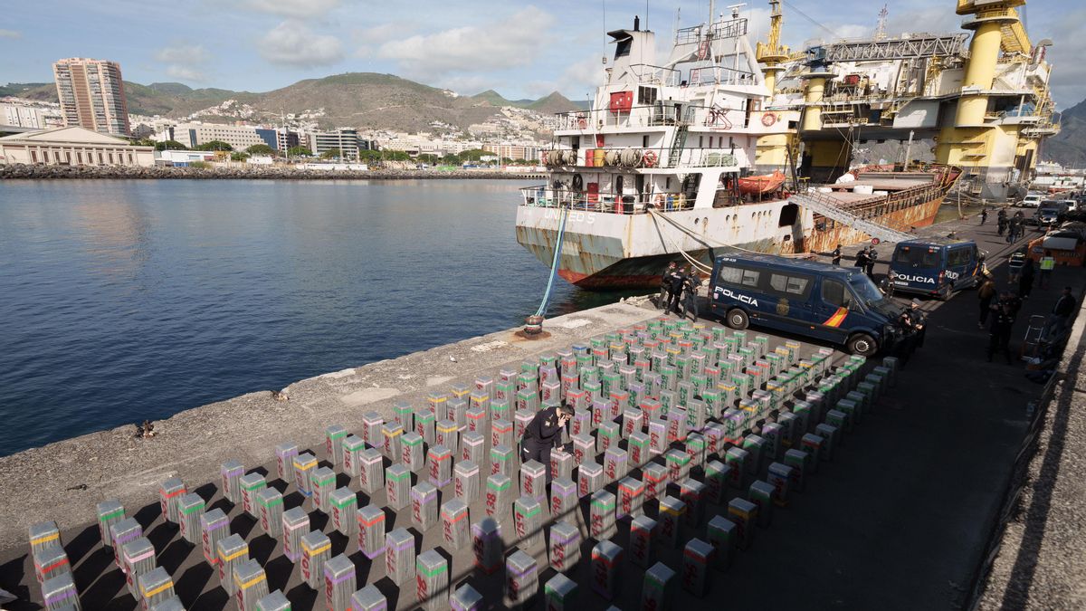 Momento del desembarco de la droga en el puerto de Santa Cruz de Tenerife. 