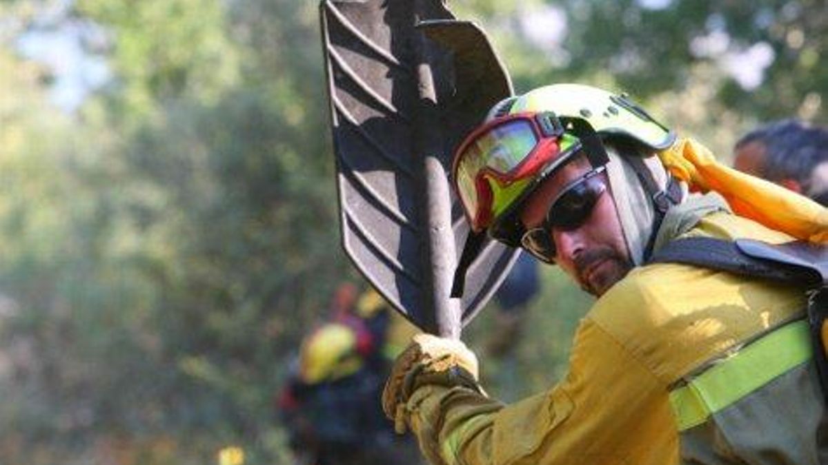 Los bomberos forestales tienen unas condiciones laborales muy exiguas.