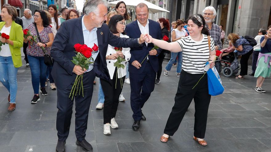 El candidato del PSOE a la reelección como presidente de Canarias, Ángel Víctor Torres (i), y los aspirantes al Cabildo de Gran Canaria, Augusto Hidalgo (2d); y al Ayuntamiento de Las Palmas, Carolina Darias (2i), repartiendo rosas y su programa. EFE/ Elvira Urquijo A.