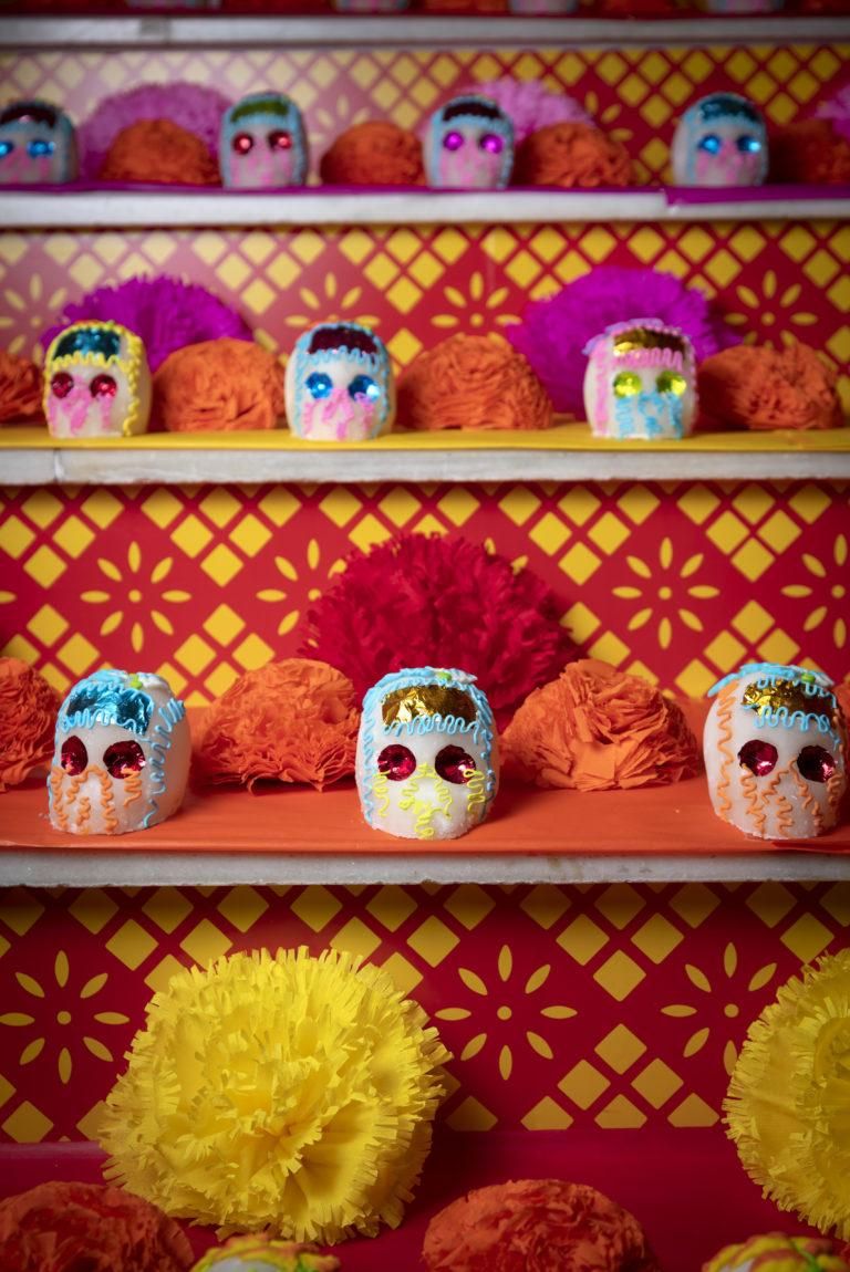 Altar de Muertos Casa México 2020 - escalones con calaveras
