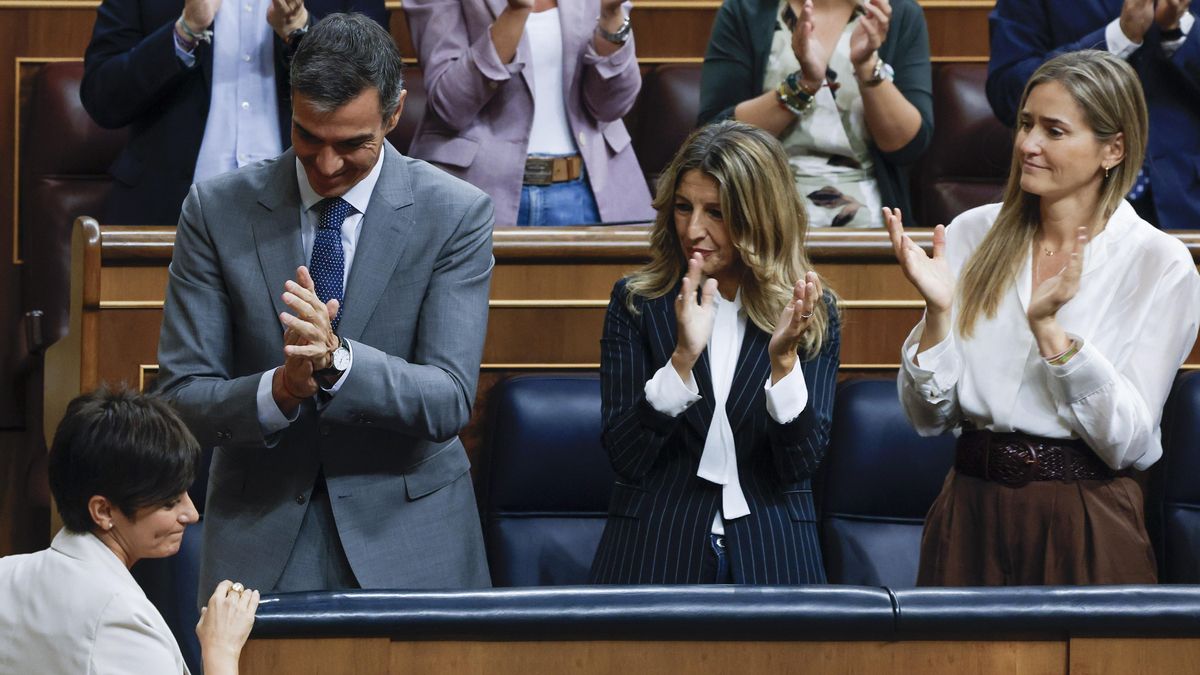 La ministra de Vivienda, Isabel Rodríguez, recibe el aplauso del presidente del Gobierno, Pedro Sánchez; la vicepresidenta segunda y ministra de Trabajo y Economía Social, Yolanda Díaz, y la vicepresidenta tercera y ministra para la Transición Ecológica y el Reto Demográfico, Sara Aagesen, tras su discurso