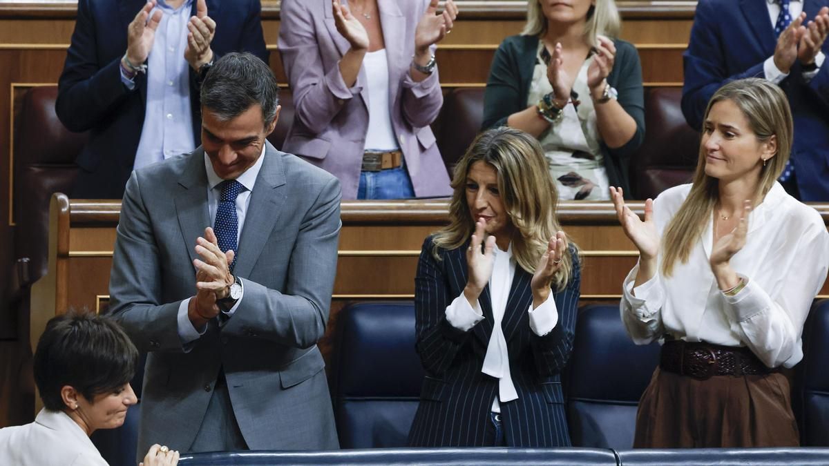 La ministra de Vivienda, Isabel Rodríguez, recibe el aplauso del presidente del Gobierno, Pedro Sánchez; la vicepresidenta segunda y ministra de Trabajo y Economía Social, Yolanda Díaz, y la vicepresidenta tercera y ministra para la Transición Ecológica y el Reto Demográfico, Sara Aagesen, tras su discurso