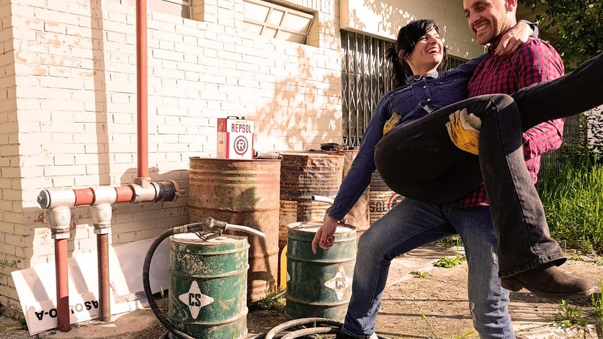 Del diseño gráfico a montar una gasolinera en un pueblo de Guadalajara: "Nos necesitan, por eso lo hacemos"