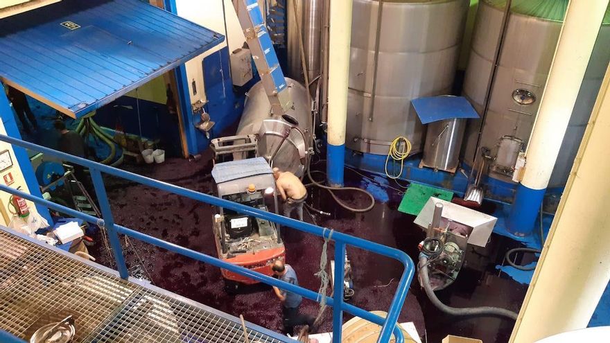 Dos trabajadores mueren en un accidente laboral en una bodega de Lapuebla