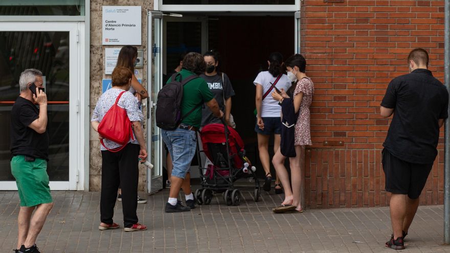 Varias personas esperan para hacerse una PCR en un centro de Atención Primaria de Barcelona