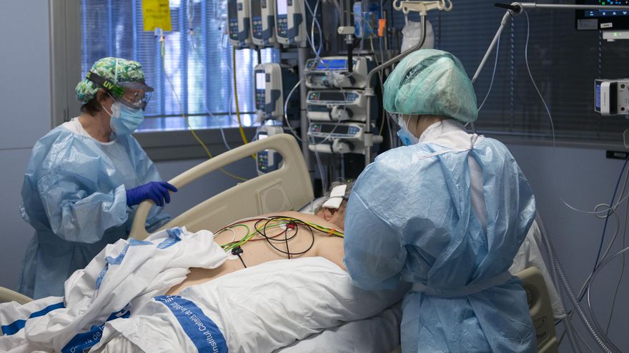 Archivo - Personal sanitario atendiendo a un paciente ingresado en la Unidad de Cuidados Intensivos (UCI)