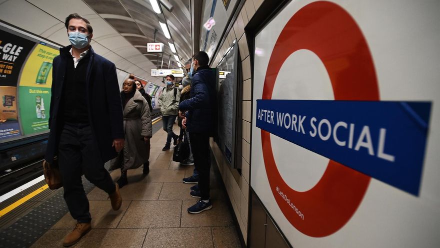 Pasajeros con mascarilla en el metro de Londres.