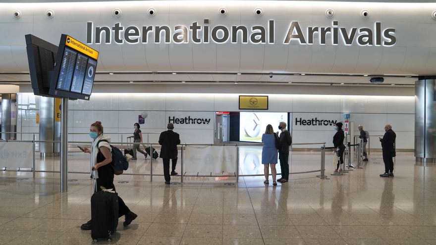 London: Passengers in the International arrivals hall at Terminal 2 of London's Heathrow Airport. US and EU travellers who are fully vaccinated against coronavirus will be allowed to enter England and Scotland without the need to quarantine from Monday. Photo: Steve Parsons/PA Wire/dpa Fecha: 29/07/2021.