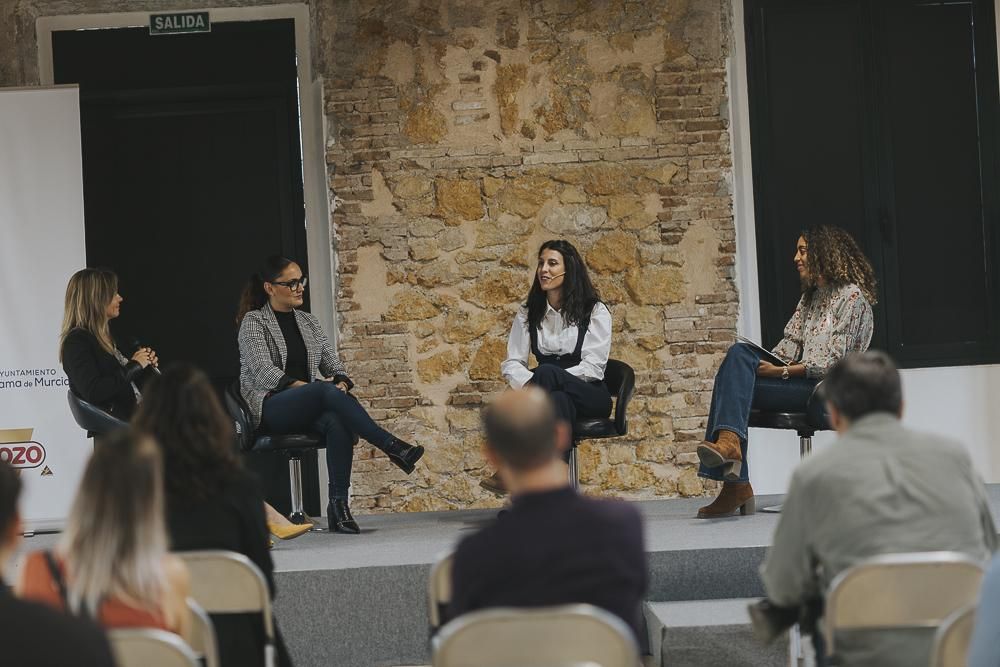 Mesa de la gestión sobre la gestión del deporte femenino