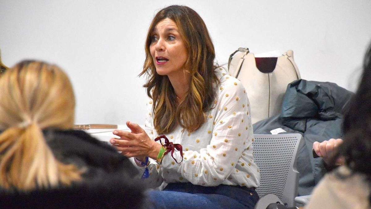 Paula Fernández durante un acto con militantes del PRC.