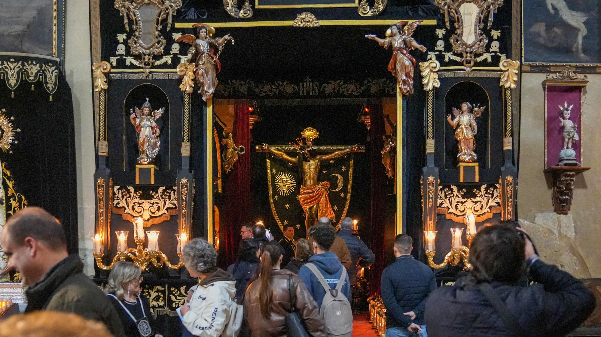 Los besapiés de Jesús Rescatado y del Cristo del Remedio de Ánimas, y el besamanos de Jesús, Divino Salvador, en su Prendimiento, en imágenes