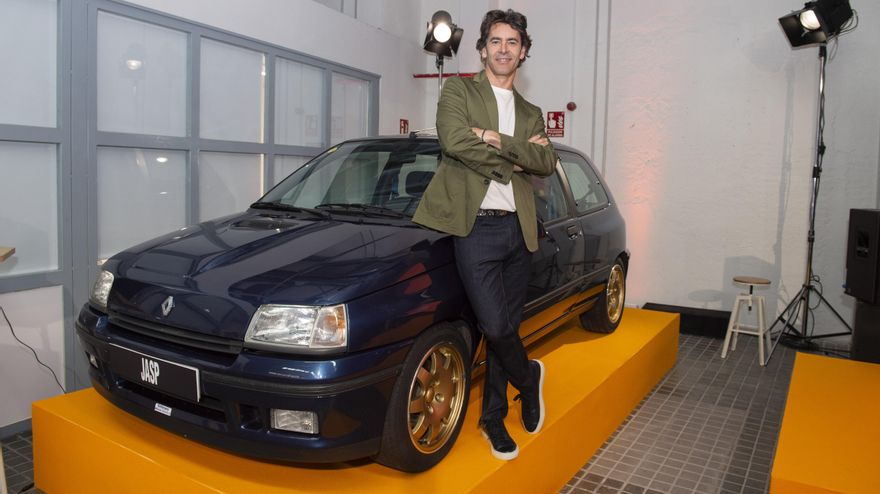 El actor Eduardo Noriega posa delante de un Clio Wiliams de los 90.