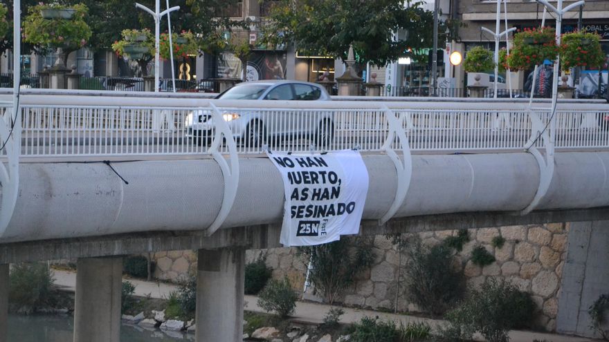 Cartel del 25N colgando en la pasarela Miguel Caballero