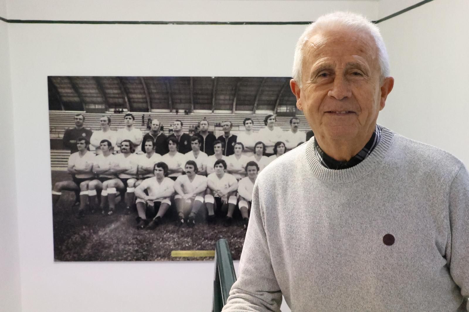Manuel Díez delante de la foto del equipo de la temporada 1972-1973.