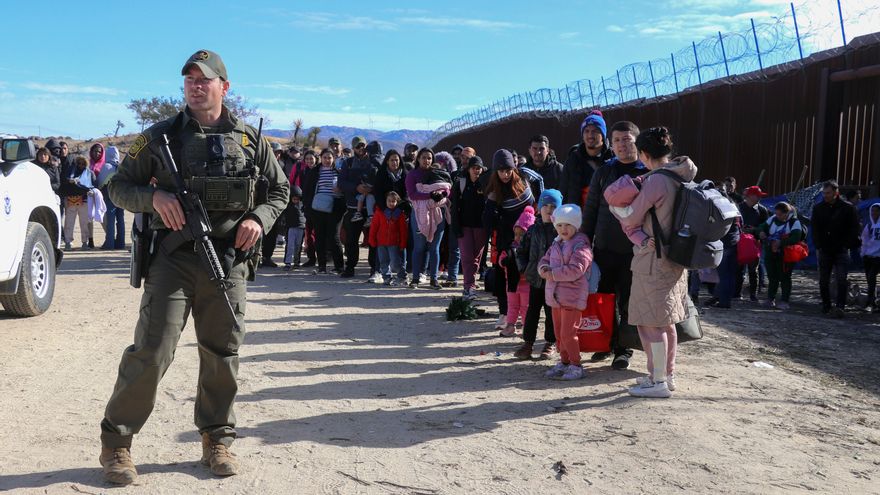 La llegada récord de migrantes a la frontera sur de EE.UU. pone a Biden contra las cuerdas