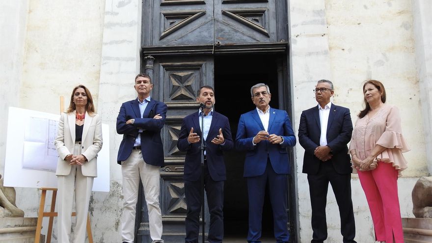 El alcalde de Santa Cruz, José Manuel Bermúdez (tercero por la izquierda), junto al vicepresidente del Gobierno de Canarias, Román Rodríguez (3d), la arquitecta María Nieves Febles (1d), y otros miembros de la corporación local en la presentación del inicio de las obras de restauración del Templo Masónico