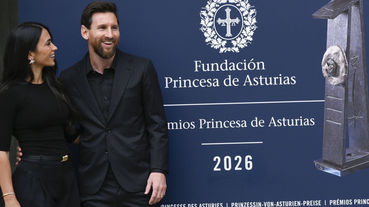 El delantero argentino Leo Messi, galardonado con el Princesa de los Deportes, junto a su esposa, Antonella Roccuzzo, en la capital asturiana.