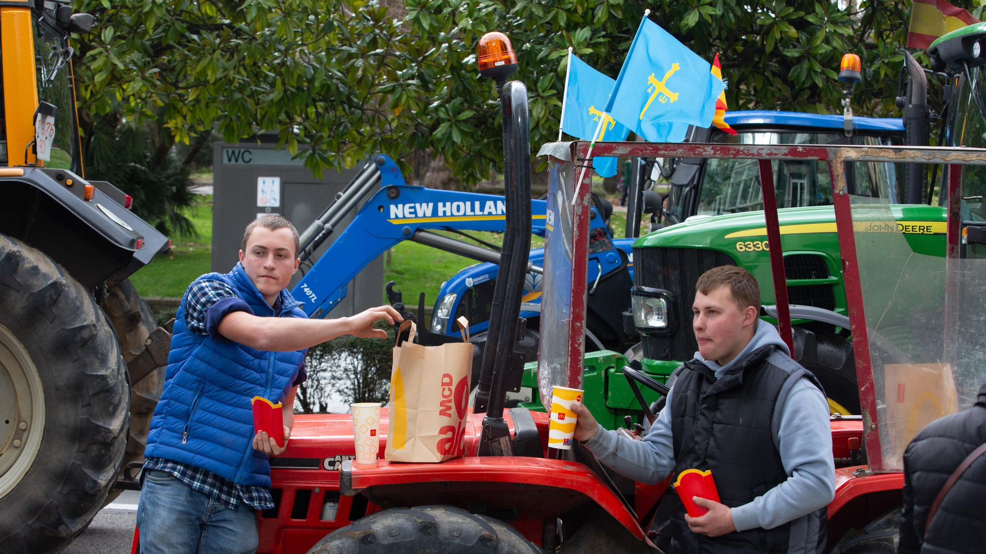 Ganaderos comiendo al mediodía en plena calle Uría