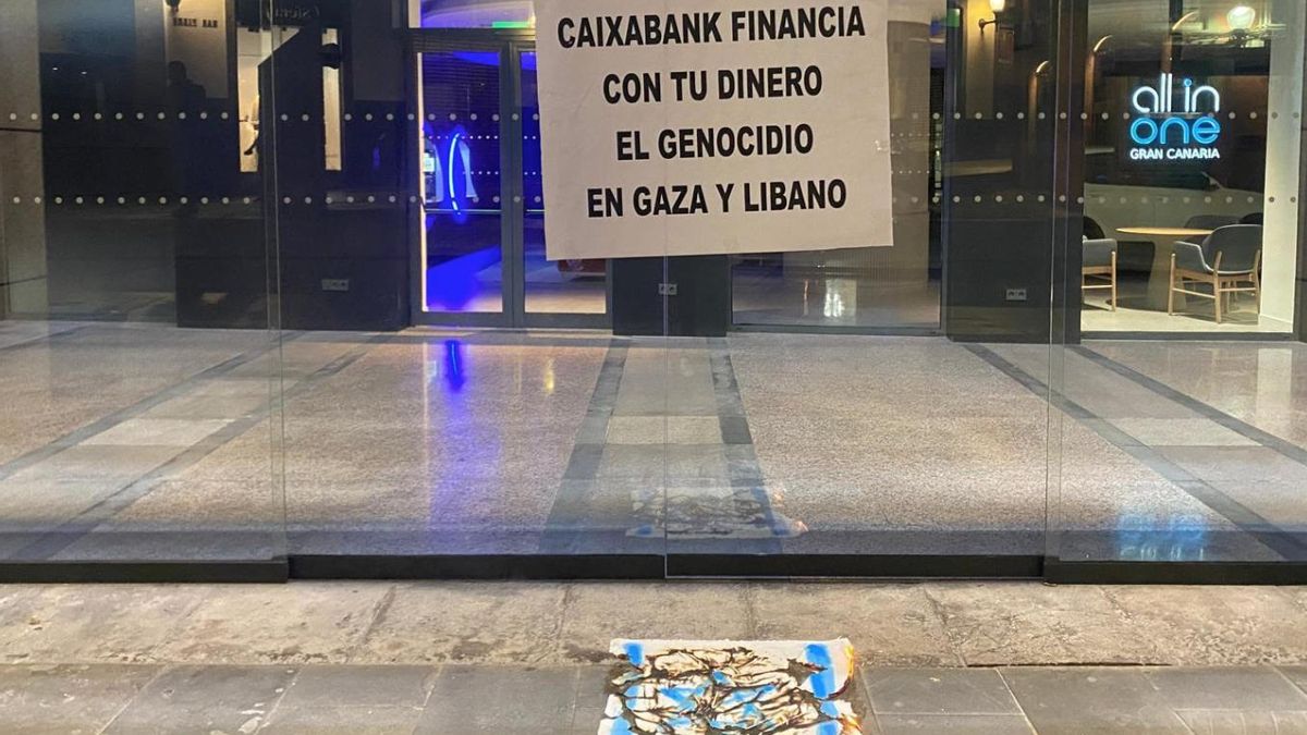 Protesta de activistas frente a una sede de Caixabank en Las Palmas de Gran Canaria.
