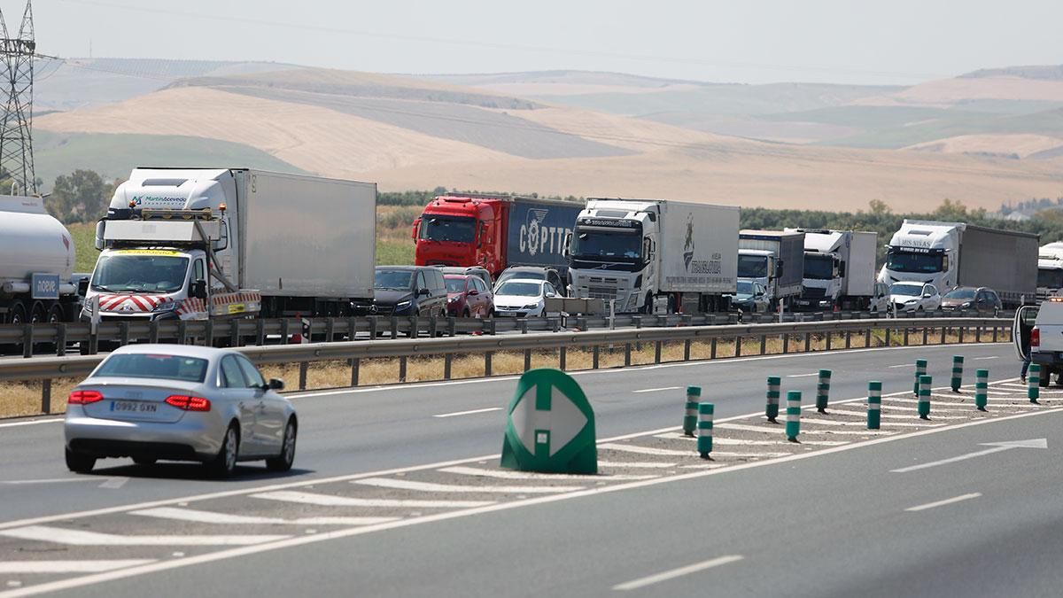 Un accidente entre un coche y un camión provoca retenciones en la entrada a Córdoba por la A-4