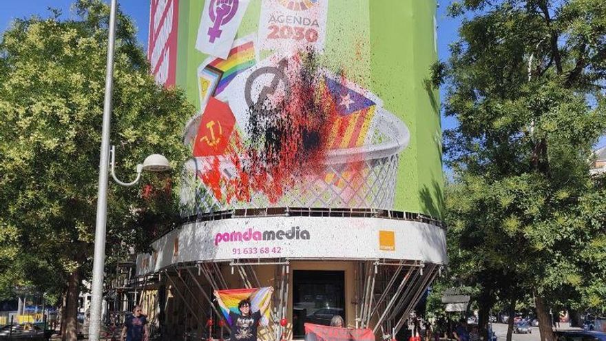 Activistas de Futuro Vegetal lanzan pintura roja contra la 'lona del odio' de Vox