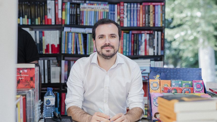 Archivo - El exministro de Consumo, Alberto Garzón, durante la 83ª edición de la Feria del Libro de Madrid, en el Parque del Retiro, a 1 de junio de 2024, en Madrid (España).