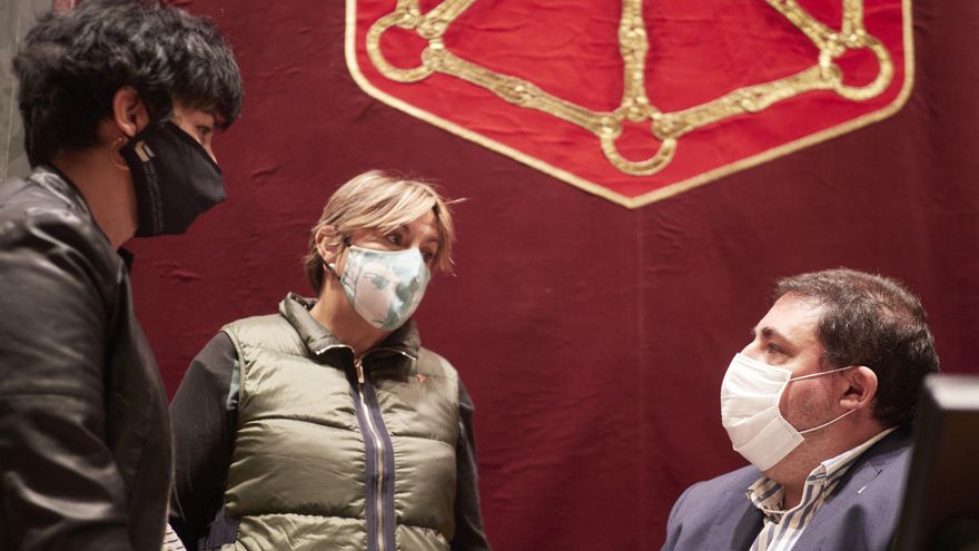 Unai Hualde, sentado y con mascarilla blanca, en una sesión en el Parlamento de Navarra