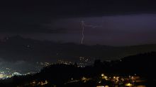 La Agencia Estatal de Meteorología (Aemet) prevé para hoy, martes, tormentas localmente fuertes y con granizo en el extremo norte peninsular, especialmente en el interior de Galicia, León, cordillera Cantábrica y Pirineos orientales.
