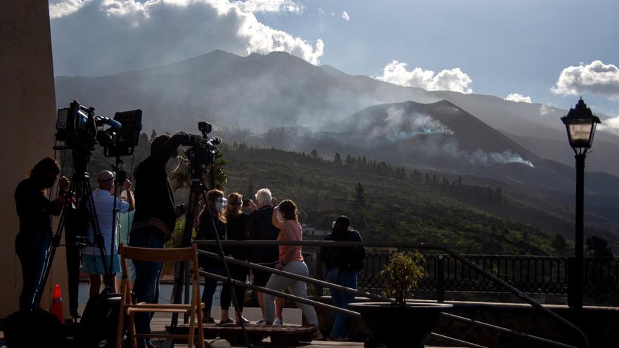 Imagen tomada esta mañana desde la iglesia de Tajuya, en la que solo se aprecia en el volcán una ligera emisión de gases
