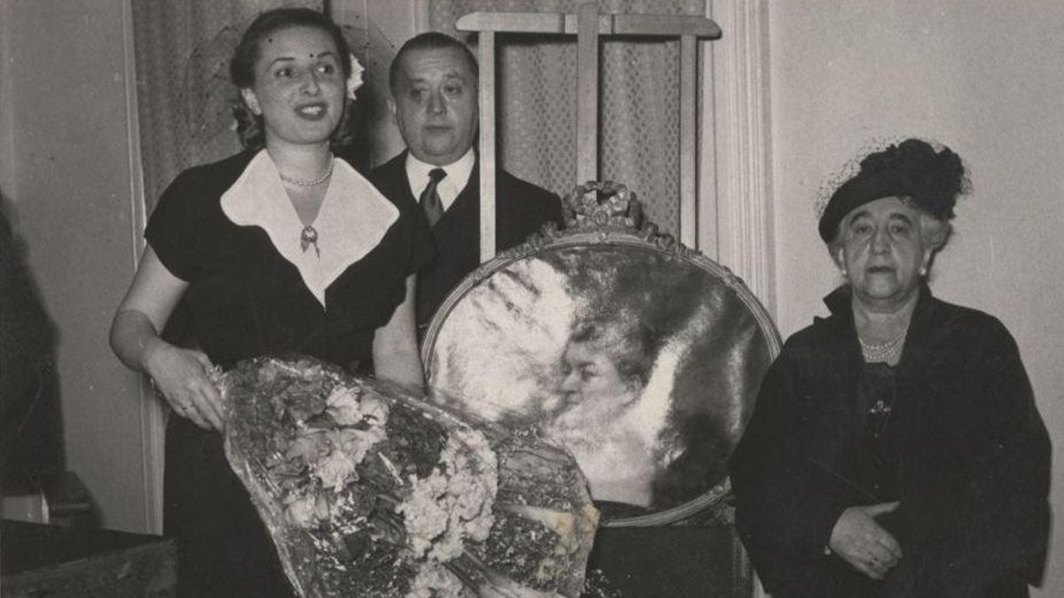 Elena Quiroga en el homenaje a Emilia Pardo Bazán junto a la hija de la escritora gallega.