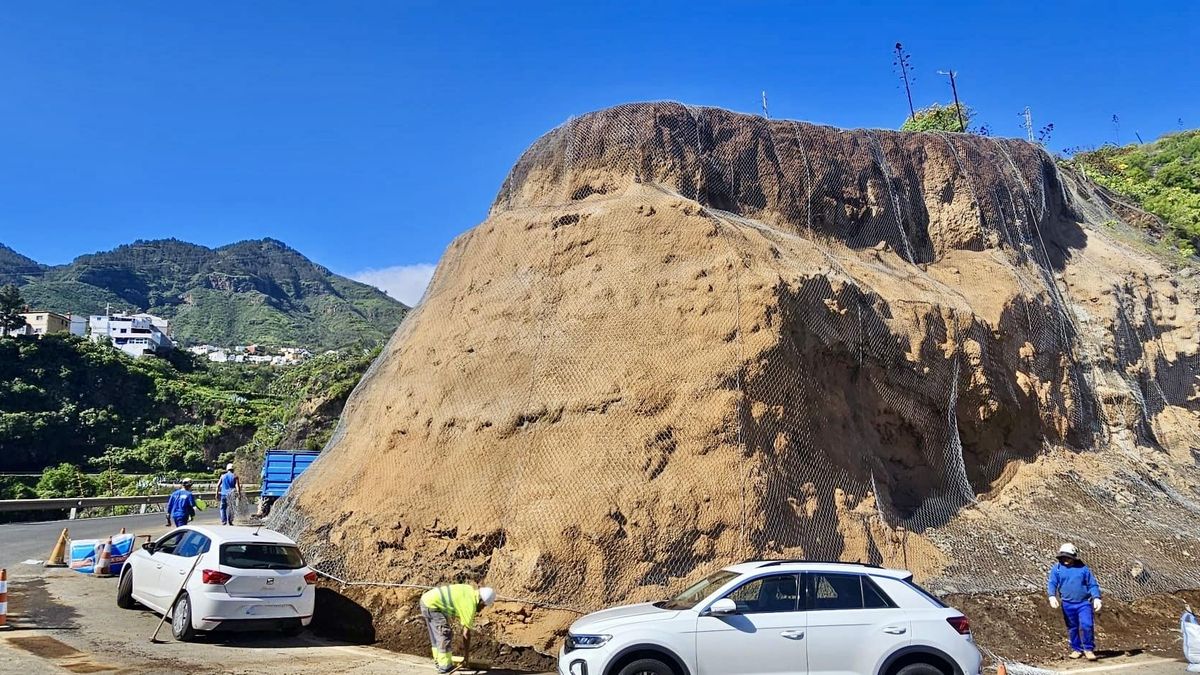 Reabre al tráfico la carretera de salida de Valsequillo tras la reparación del talud que causó un derrumbe