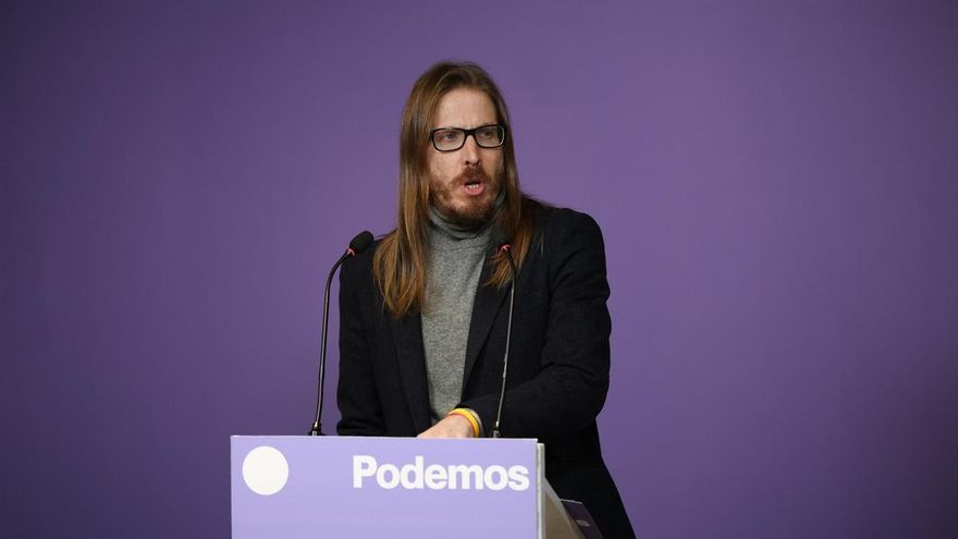 El secretario de organización y portavoz de Podemos, Pablo Fernández, ofrece una rueda de prensa en la sede de Podemos, a 9 de febrero de 2026, en Madrid (España).