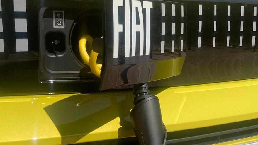 Cable de carga enrollable en el frontal.