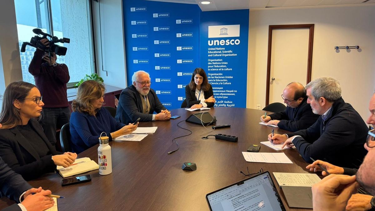El presidente de Canarias, Fernando Clavijo, junto a Miquel Iceta, en la reunión con representantes de la Unesco en París.