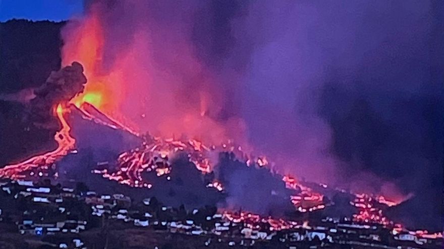 Esta fotografía del nuevo volcán fue tomada, desde San Telmo (El Paso), unos minutos después de que reventara. JORGE PAIS