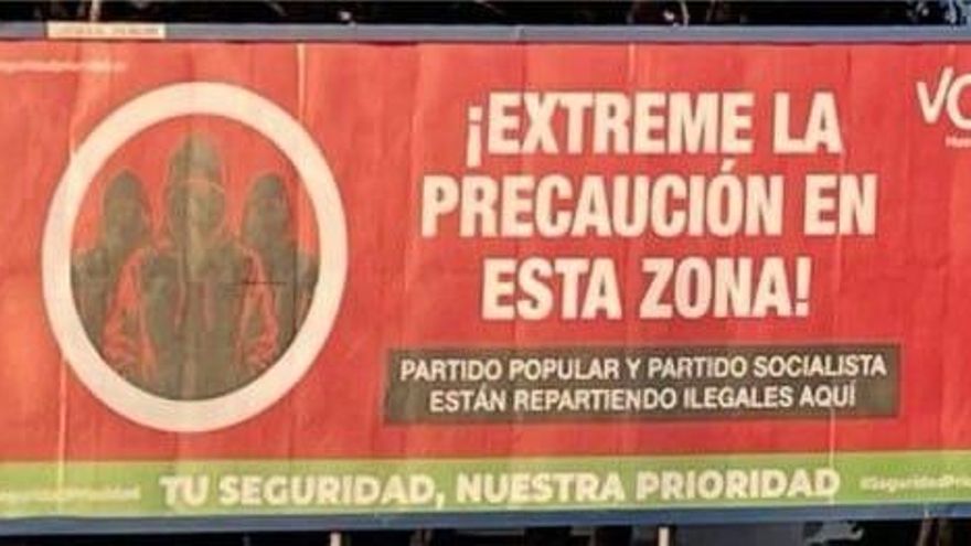 Vox coloca un cartel con frases racistas y xenófobas a la entrada de Huesca: 'PP y PSOE están repartiendo ilegales aquí'