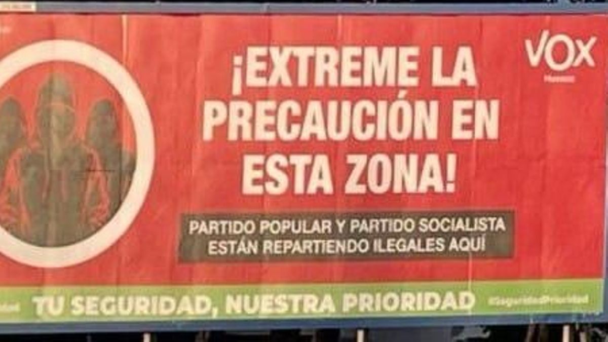 Cartel de Vox colocado a la entrada de Huesca