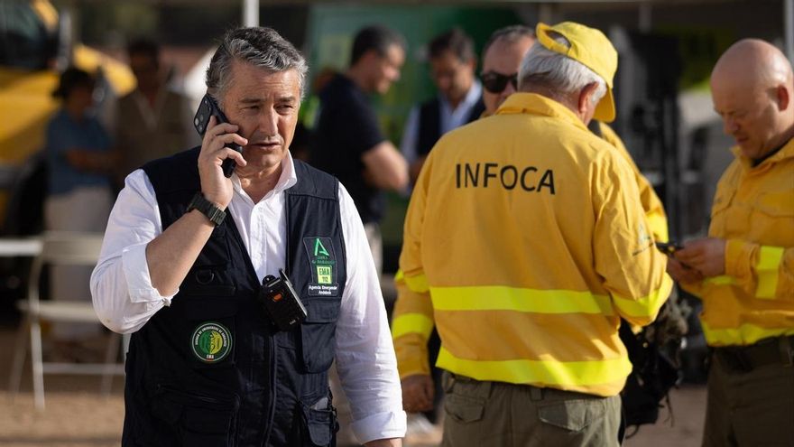 Desalojados los 400 habitantes de un pueblo en Huelva al complicar el viento el incendio de El Cerro del Andévalo