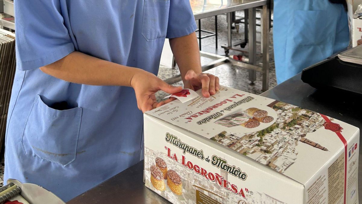 Una trabajadora de La Logroñesa prepara una caja de mazapanes en la fábrica de Montoro